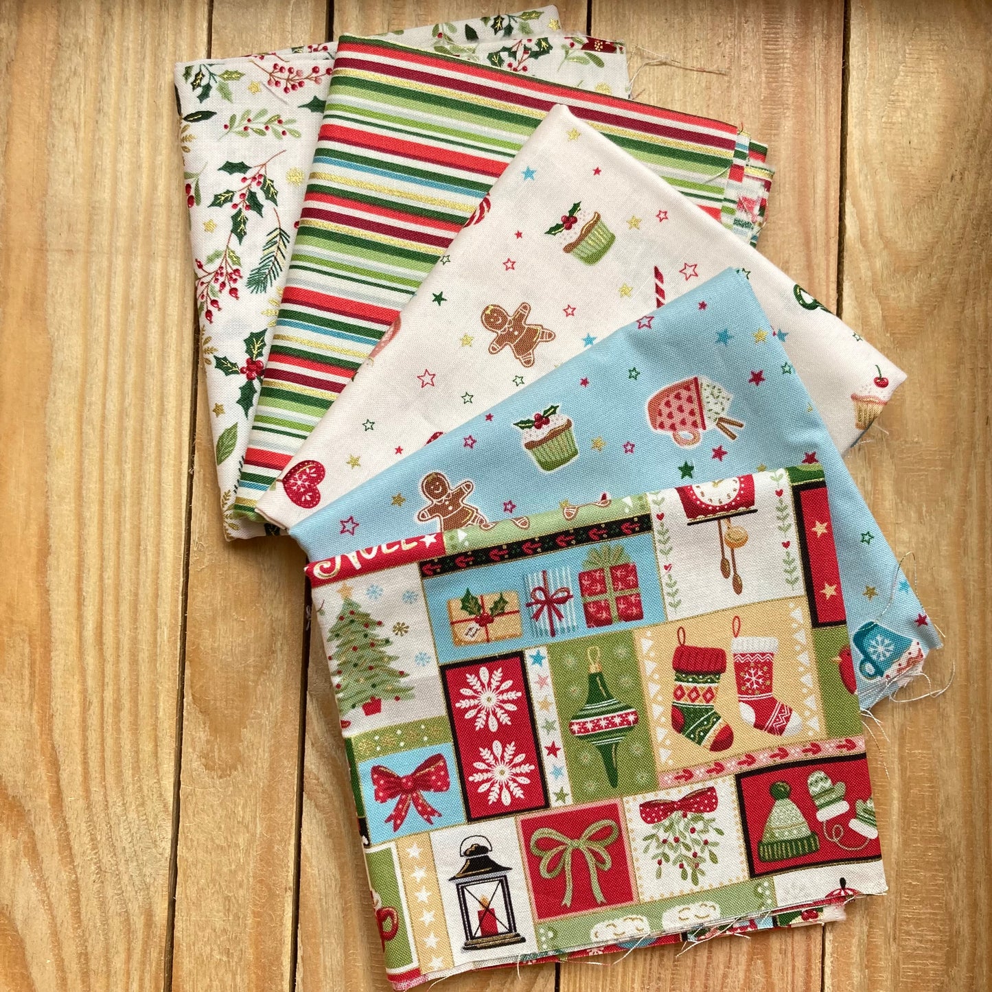 Makower - Cosy Christmas - Fat Quarter Bundles