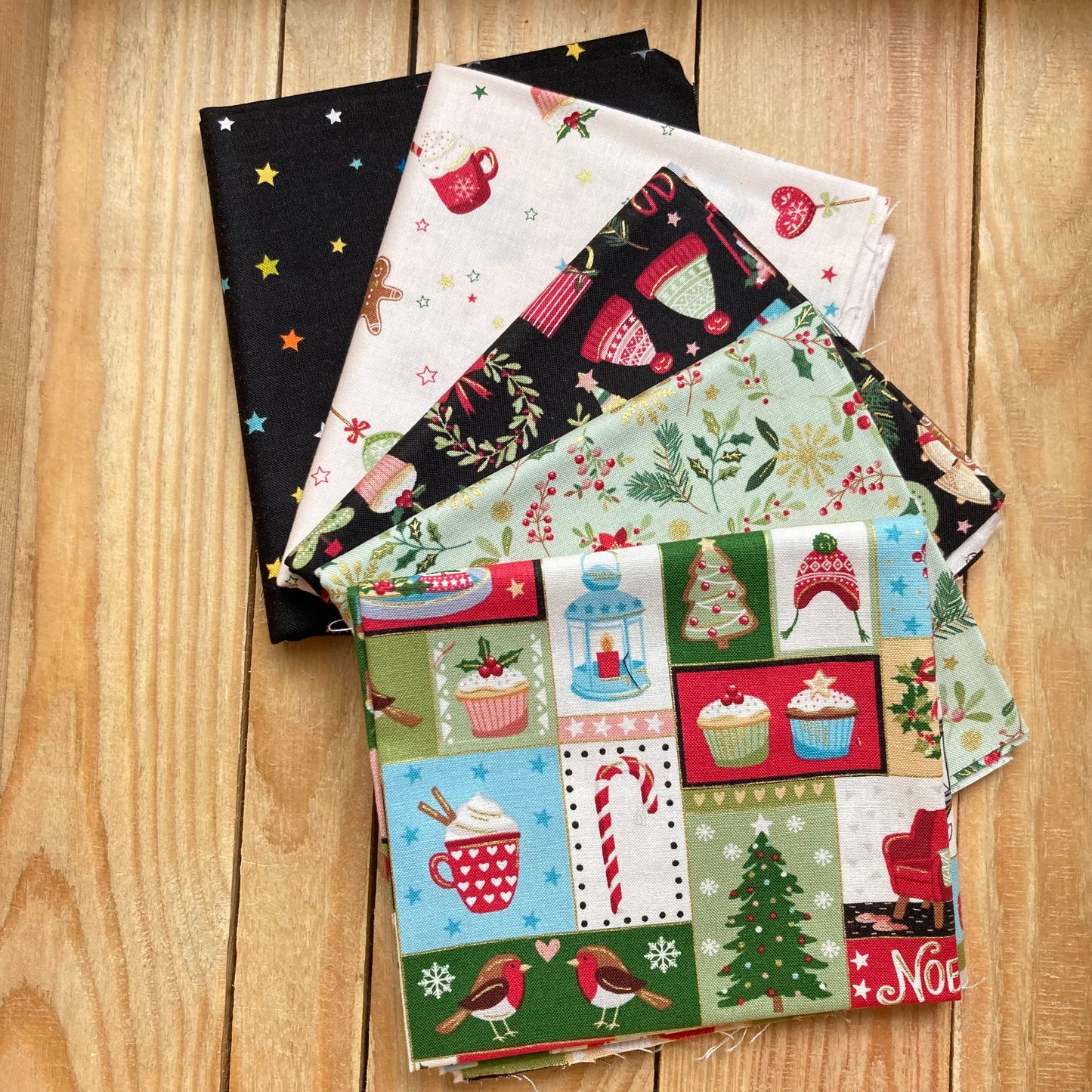 Makower - Cosy Christmas - Fat Quarter Bundles
